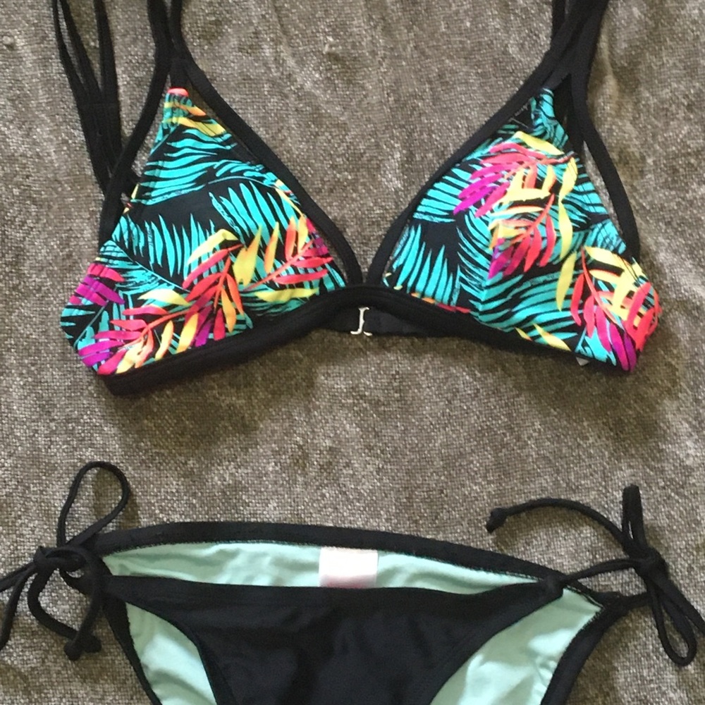 Floral black string bikini 👀❗️